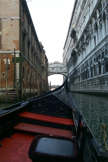 Returning to port, the Ponte de Sospiri from the other direction.