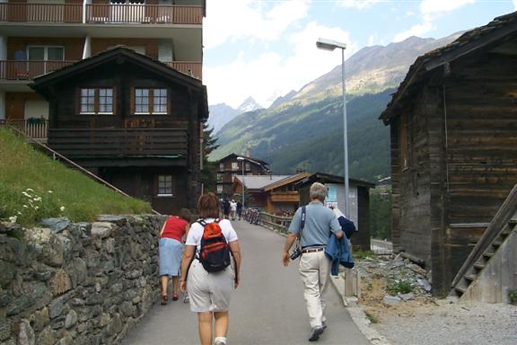 The Matterhorn lies on the Swiss and Italian border, and from the Swiss side it appears to be a unique and isolated peak.